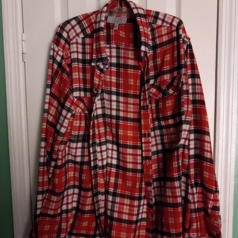 ocean coast red shirt size L